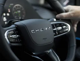 سيارة يحمل مقودها علامة "شيري" الصينية - بلومبرغ