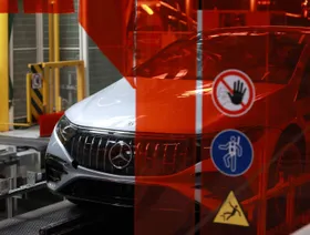 سيارة "مرسيدس-بنز EQS" كهربائية على خط تجميع في مصنع مجموعة "مرسيدس-بنز" بمدينة زيندلفينغن، ألمانيا - بلومبرغ