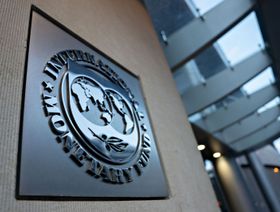 شعار صندوق النقد الدولي مثبت على واجهة مبنى الصندوق في العاصمة الأميركية واشنطن - المصدر: بلومبرغ