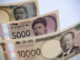 الين يتفوق على نظرائه بعد دعوة بيسنت لتقليص فجوة الفائدة