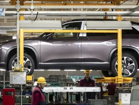 عمال يقومون بتركيب بطاريات على سيارة رياضية كهربائية خلال جولة إعلامية في منشأة إنتاج تابعة لشركة "نيو" في مدينة خفي، مقاطعة آنهوي، الصين - المصدر: بلومبرغ