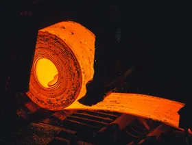 عملية لف ألواح من الصلب المسخن والممدد في مصنع " إن إل إم كيه بنسلفانيا " بمدينة فاريل، ولاية بنسلفانيا، الولايات المتحدة الأميركية - بلومبرغ