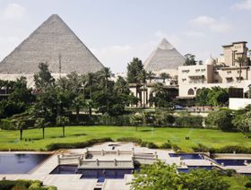 أهرامات الجيزة كما بدت من حديقة فندق 'مينا هاوس' في القاهرة، مصر - المصدر: بلومبرغ