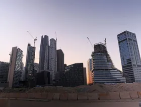 عدد من الأبراج تم تشييدها على الأرض المحيطة بمركز الملك عبدالله المالي في الرياض، المملكة العربية السعودية - المصدر: بلومبرغ