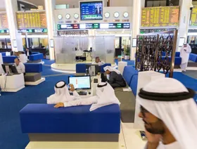 المستثمرون بسوق دبي المالي، في دبي، الإمارات العربية المتحدة - المصدر: بلومبرغ