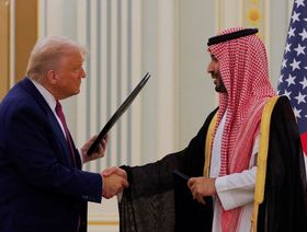 ولي العهد السعودي الأمير محمد بن سلمان والرئيس الأمريكي دونالد ترمب يتصافحان بعد توقيع اتفاقية الشراكة الاستراتيجية بين السعودية والولايات المتحدة الأميركية في الديوان الملكي في الرياض، المملكة العربية السعودية، 13 مايو 2025. - رويترز 