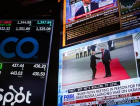 بث تلفزيوني لوصول الرئيس الأميركي دونالد ترمب والرئيس الروسي فلاديمير بوتن إلى أنكوريج، ألاسكا، على أرضية بورصة نيويورك، الولايات المتحدة، الجمعة 15 أغسطس 2025 - بلومبرغ