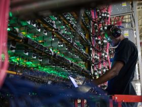 أحد الخبراء يراقب منصات تعدين عملات مشفرة في منشأة تابعة لـ"بيتفارمز" بولاية كيبيك الكندية - المصدر: بلومبرغ