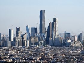 مشهد من العاصمة السعودية الرياض، وتظهر فيه ناطحات السحاب في مركز الملك عبدالله المالي ومبان سكنية - المصدر: بلومبرغ