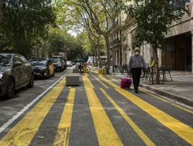 رجل يجر حقيبة في أحد شوارع برشلونة، إسبانيا - المصدر: بلومبرغ