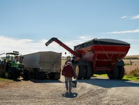 إدارة ترمب تستأنف صرف الدعم للمزارعين وسط استمرار الإغلاق الحكومي