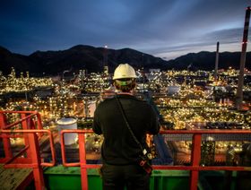 موظف ينظر من وحدة فوق مجمع تكرير النفط التابع لشركة "ريبسول" في قرطاجنة، مع حلول الليل، بإسبانيا - بلومبرغ