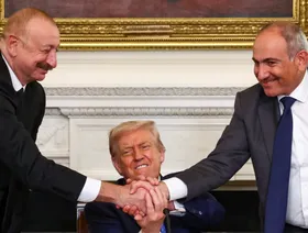 مصافحة بين رئيس أذربيجان إلهام علييف ورئيس الوزراء الأرميني نيكول باشينيان والرئيس الأميركي دونالد ترمب بعد التوصل لاتفاق سلام في البيت الأبيض. 8 أغسطس 2025 - رويترز