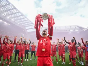 أعضاء فريق ليفربول الإنجليزي لكرة القدم وهم يحتفلون بفوزهم بلقب الدوري الإنجليزي الممتاز (البريميرليغ) - Getty Images