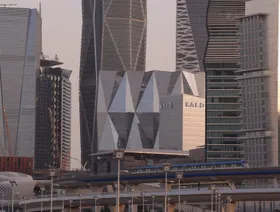 مترو الرياض يمر أمام مركز الملك عبدالله المالي، العاصمة الرياض، المملكة العربية السعودية - بلومبرغ