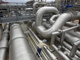 عامل يفحص صمامات أنابيب الغاز في منشأة فريبورت للغاز الطبيعي المسال في كوينتانا بولاية تكساس - المصدر: بلومبرغ