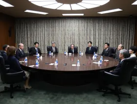 كازوا أويدا محافظ بنك اليابان في الوسط خلال اجتماع السياسة النقدية في مقر البنك المركزي في طوكيو، اليابان، 30 أكتوبر - بلومبرغ