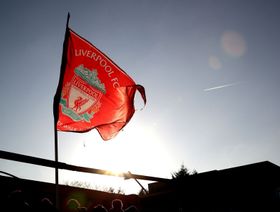 علم ليفربول خارج ملعب "أنفيلد"، ليفربول، إنجلترا - المصدر: بلومبرغ