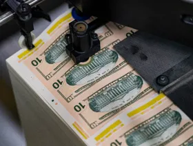 الدولار يسجل أعلى مستوى منذ أغسطس وسط تصاعد التوترات التجارية