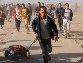 فلسطينيون يحاولون الحصول على مساعدات من "مؤسسة غزة الإنسانية" المدعومة من الولايات المتحدة وإسرائيل في خان يونس جنوبي قطاع غزة. 29 مايو 2025 - Reuters - رويترز 