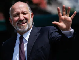 وزير التجارة الأميركي يفتح النار على شركات الأدوية السويسرية