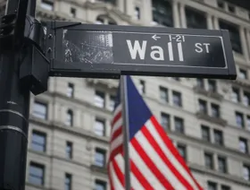 لافتة وول ستريت بالقرب من بورصة نيويورك، الولايات المتحدة الأميركية - بلومبرغ