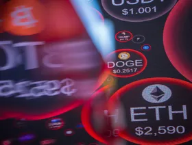 تصاعد الحرب التجارية يهبط بأسعار العملات المشفرة رغم دعم ترمب