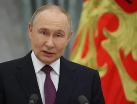 وسط تلميحات بعقوبات محتملة على روسيا.. ترمب: بوتين يلعب بالنار