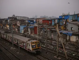 \"أداني\" تحول أكبر حي عشوائي في مومباي لمركز نقل عملاق