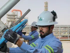 موظفان يضبطان الصمامات في منشأة تابعة شركة معادن السعودية، المملكة العربية السعودية، (الصورة من التقرير السنوي 2020 للشركة) - الشركة