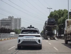 سيارة أجرة ذاتية القيادة من طراز "Apollo RT6" تابعة لشركة "بايدو" في ووهان، الصين - بلومبرغ