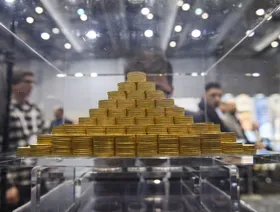 عملات من الذهب معروضة خلال مؤتمر جمعية المنقبين والمطورين في تورنتو، كندا - بلومبرغ