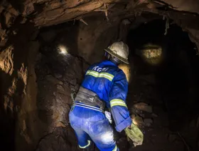 عامل منجم أثناء التنقيب عن النحاس في نفق تحت الأرض بمنجم نشانغا في شينغولا، في زامبيا - المصدر: بلومبرغ