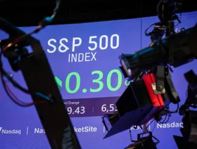 شاشاة إلكترونية تعرض حركة مؤشر ستاندرد أند بورز 500" في منصة "ناسداك ماركت سايت" في نيويورك، الولايات المتحدة، بتاريخ 11 سبتمبر 2025 - بلومبرغ