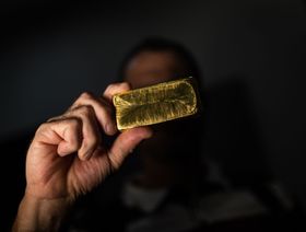 سبيكة ذهب مصنعة في دار تداول ذهب بمدينة بوكوني في ولاية ماتو غروسو البرازيلية - المصدر: بلومبرغ