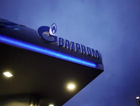 لافتة في محطة وقود تابعة لشركة "غازبروم" (Gazprom PJSC)، في روسيا. - بلومبرغ