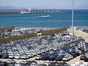 سيارات مصنوعة في المغرب ومخصصة للتصدير تنتظر شحنها في ميناء طنجة المتوسط، على مضيق جبل طارق، شرقي طنجة، المغرب، 6 يونيو 2024. - رويترز