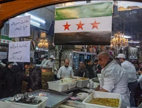 ترمب يشطب 46 عاماً من العقوبات على سوريا.. ماذا بقي بعد؟