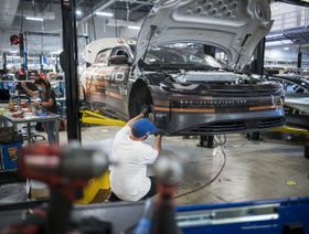 عمال يقومون بتجميع نموذج السيارة الكهربائية "لوسيد إير" في مصنع شركة "لوسيد موتورز" الأميركية بمدينة نيوارك في ولاية كاليفورنيا - المصدر: بلومبرغ
