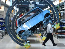 هيكل سيارة بورشه تايكان الكهربائية بالكامل بأحد مرافق التصنيع - بلومبرغ