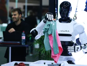 روبوت يؤدي مهام متعددة في آن واحد في معرض الابتكار للجميع 2025 للإلكترونيات الاستهلاكية في برلين، ألمانيا - بلومبرغ