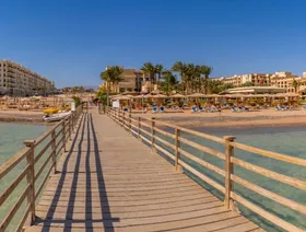 فنادق ومنتجعات سياحية على شاطئ البحر الأحمر في مصر - رويترز 