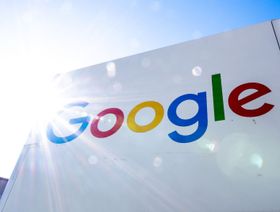 لافتة "غوغل" تزين واجهة المقر الرئيسي للشركة في ماونتن فيو، كاليفورنيا، الولايات المتحدة - المصدر: بلومبرغ