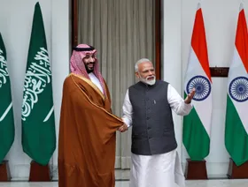 ولي العهد السعودي الأمير محمد بن سلمان يصافح رئيس الوزراء الهندي ناريندرا مودي قبل اجتماعهما في نيودلهي. 20 فبراير 2019 - رويترز 