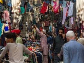 بائع يرتب بضاعته في سوق في كراتشي، باكستان، يوم الثلاثاء 28 نوفمبر 2023 - @Asim Hafeez