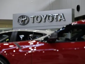 شعار شركة "تويوتا موتور" في صالة عرض الشركة في مدينة تويوتا، محافظة آيتشي، اليابان - المصدر: بلومبرغ