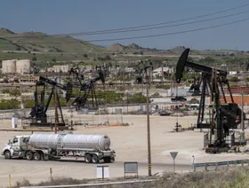 مضخة بئر نفط تابعة لشركة 'شيفرون' في سان أردو، بولاية كاليفورنيا، أميركا - بلومبرغ