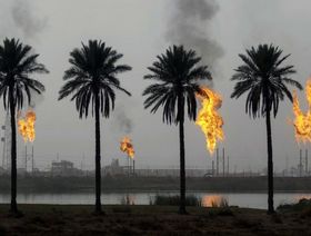 ألسنة لهب تتصاعد من احتراق الغاز الزائد في حقل نهر بن عمر للغاز شمال ميناء البصرة. يعاني العراق لأكثر من عام من تناقص الوقود اللازم لتشغيل محطات الكهرباء - المصدر: بلومبرغ