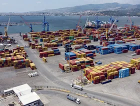 رافعات التحميل من السفن وحاويات الشحن في ميناء إزمير التجاري في إزمير، تركيا - بلومبرغ