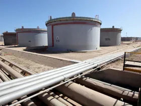 أنابيب وخزانات وقود في مصفاة الزاوية بالقرب من طرابلس، ليبيا - المصدر: بلومبرغ